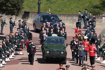 El Príncipe Carlos de Gran Bretaña camina detrás del coche fúnebre.