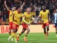 Lens' French defender #02 Ruben Aguilar (C) celebrates with teammates after scroring Lens' first goal during the French L1 football match between RC Lens and Le Havre AC at the Stade Bollaert-Delelis in Lens, northern France, on January 30, 2026. (Photo by Francois LO PRESTI / AFP)