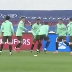 Cristiano y João Félix pelotean en el rondo de Portugal