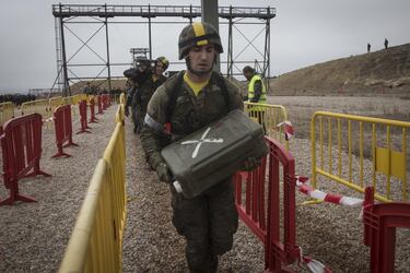Mover diferentes pesos en un circuito cerrado es una de las pruebas que realizan en llano, cada uno lleva el peso como puede o quiere.