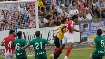 Jonathan Varane se adelanta a Caro para hacer el gol del empate.
