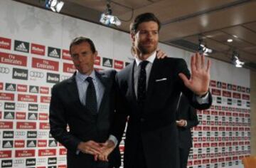 Xabi Alonso se despidió en una rueda de prensa junto a Emilio Butragueño.
