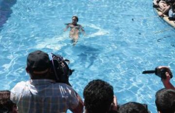 Jhendelyn Núñez cumplió con la tradición como reina del Festival de Viña del Mar, y se lanzó a la piscina del Hotel O'Higgins.