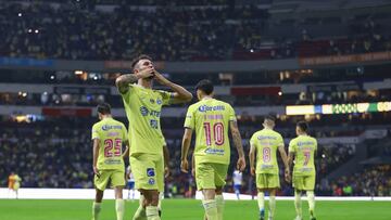 jugadores del América festejan el triunfo sobre el Puebla.