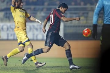 Carlos Bacca anota su octavo gol con el Milan 