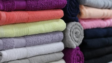 ¿Sirven para algo?: aclaran las dudas y revelan los secretos de las rayas de las toallas de baño