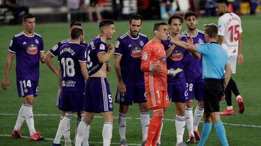 GRAF7881. SEVILLA, 26/06/2020.- Los jugadores del Real Valladolid protestan al árbitro el penalti señalado a favor del Sevilla FC, durante el partido correspondiente a la jornada 32 de LaLiga Santander que se juega hoy viernes en el estadio