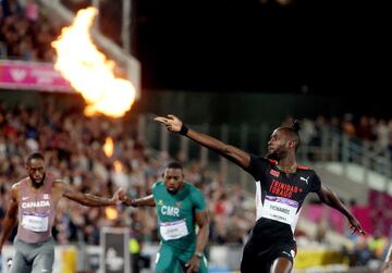 Curiosa imagen de la celebración de Jereem Richards de Trinidad y Tobago tras conquistar la medalla de oro en la Commonwealth Games. 