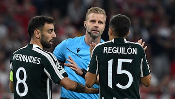 Swedish referee Glenn Nyberg (C) has words with Manchester United's Spanish defender #15 Sergio Reguilon (R) and Manchester United's Portuguese midfielder #08 Bruno Fernandes during the UEFA Champions League Group A football match FC Bayern Munich v Manchester United in Munich, southern Germany on September 20, 2023. (Photo by CHRISTOF STACHE / AFP)