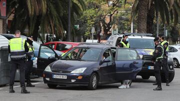 Un coche es parado por la policía.