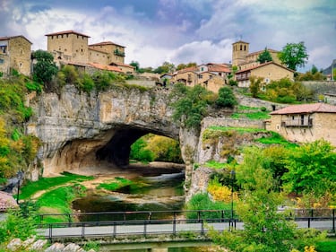 Este bonito y peculiar pueblo de 50 hatitantes al norte de Burgos, en la comarca de las Merindades, destaca por estar edificado sobre un impresionante puente natural de roca caliza, sobre el río Nela. En él encontraremos casas de piedra de estilo montañés sobre la roca, la iglesia románica de San Pelayo y el Palacio Brizuela, entre otros edificios históricos. El entorno natural kárstico ofrece una gran variedad de rutas de senderismo que atrapan al visitante. 
