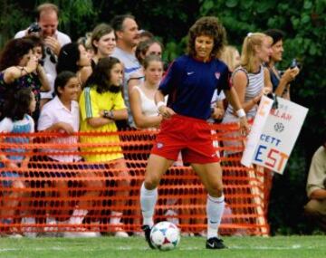 Michelle Akers exfutbolista estadounidense, ganó la Copa Mundial Femenina de Fútbol de 1999. En su palmarés cuenta con la Bota de Oro en 1991, y una medalla de oro en los Juegos Olímpicos de atlanta 1996
