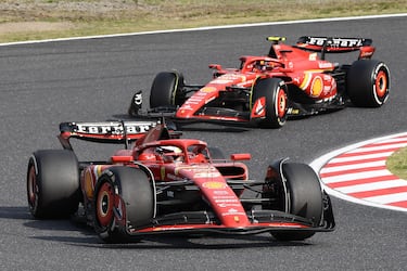 Charles Leclerc seguido por su compañero en Ferrari, Carlos Sainz.