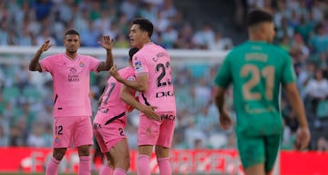 Montes celebra su gol con Rubén y Vinicius.
