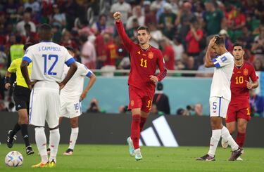 Ferran Torres celebrando el gol 3-0 desde el punto de penalti durante el partido del Mundial 2022 entre España y Costa Rica en el estadio Al Thumama de Doha.