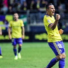 El Elche negocia con el Cádiz la cesión del medio Azamoum