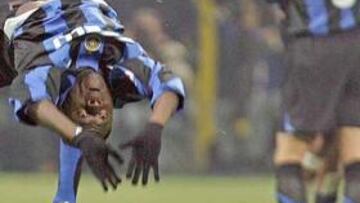 <B>CABRIOLAS.</B> El nigeriano Martins marcó y lo celebró con su habitual serie de volteretas.