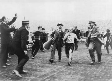 El italiano Dorando Pietri es ayudado a llegar a meta tras sufrir un desfallecimiento en la prueba de maratón de los Juegos Olímpicos de Londres de 1908.