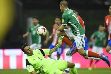 Uno de sus víctimas favoritas. Javier le ha hecho 3 tantos a los ticos en Eliminatorias Mundialistas y amistosos.