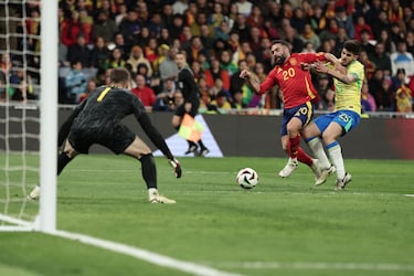 Asistencia de Lamine Yamal para Dani CArvajal dentro del área y Lucas Beraldo, derriba al defensa español.