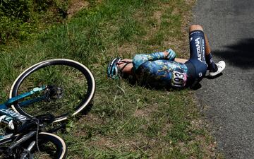 El corredor español del Astana, David De La Cruz recibe atención médica después de su caída en la 12ª etapa del Tour.