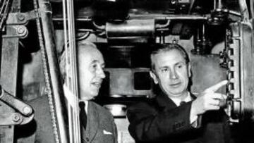 <b>EN LA SALA DE M?QUINAS. </b>Samaranch (a la derecha) junto al director de AS, Gonz¨¢lez Linares.
