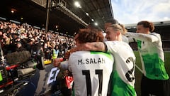 Los jugadores del Liverpool celebran con la grada el gol de Harvey Elliott.