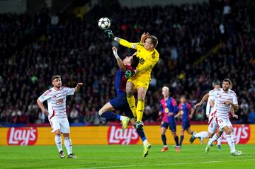 El portero del Brest, Marco Bizot, derriba a Robert Lewandowski tras una mala salida.