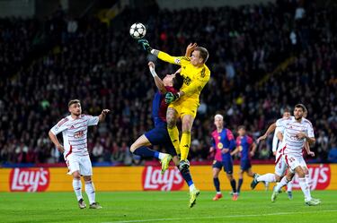 El portero del Brest, Marco Bizot, derriba a Robert Lewandowski tras una mala salida.