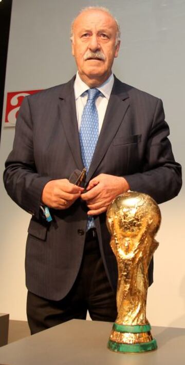 Del Bosque posa junto a la Copa del Mundo.