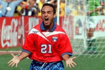 Rodrigo Barrera: Chile necesitaba derrotar a Bolivia en la última fecha rumbo a Francia 98' e Iván Zamorano estaba lesionado. Ahí apareció el Chamuca para abrir la ruta del 3-0 final. 