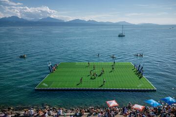 Curiosas fotografías tomadas desde el aire en la que se observa a un grupo de jugadores luchando por el balón en un campo de rugby flotante en el lago Lemán durante el Water Rugby Lausanne, un insólito torneo de tres días organizado por LUC Rugby que reunió a más de 240 jugadores en Lausana, en el oeste de Suiza.