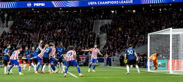 Griezmann pone el córner desde la izquierda con música y Giménez aparece como un Airbus desde atrás para imponerse por alto y cabecear cruzado.