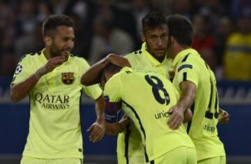 El delantero argentino del FC Barcelona, Lionel Messi, celebra con su compañero brasileño Neymar Jr., el gol conseguido ante el París Saint-Germain, durante el partido del grupo F de Champions League disputado en el estadio Parque de los Príncipes de París, Francia, el 30 de septiembre del 2014.