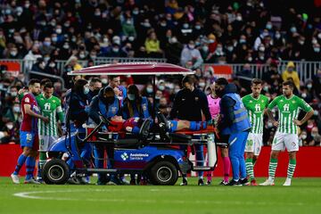 Pasada la media hora de juego, Gavi recibió un pelotazo en la cabeza trs un despeje de la defensa del Betis. El canterano blaugrna tuvo que ser atendido por la conmoción cerebral y fue trasladado en camilla, Su lugar en el campo lo ocupó Riqui Puig.