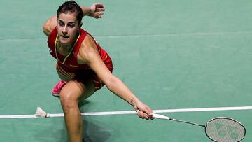 Carolina Marín devuelve el volante en un partido durante el Fuzhou China Open.