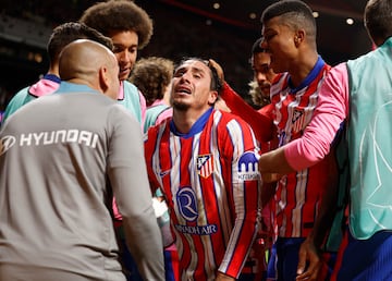 Giménez se levanta visiblemente emocionado  tras marcar el gol que supuso el 2-1, a la postre definitivo.