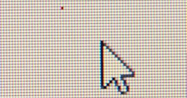 Por qué no debes tocar la pantalla de tu PC con los dedos