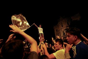  Los aficionados del Real Madrid celebraron título en La Cibeles.