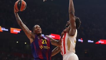 BELGRADE (Serbia), 05/12/2025.- Barcelona's Will Clyburn (L) in action against Crvena Zvezda's Semi Ojeleye (R) during the Euroleague basketball match between Crvena Zvezda and FC Barcelona in Belgrade, Serbia, 05 December 2025. (Baloncesto, Euroliga, Belgrado) EFE/EPA/ANDREJ CUKIC