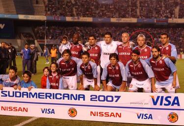 El especial motivo por el que Israel Damonte no voltea a la cámara cuando se toma la foto del equipo
