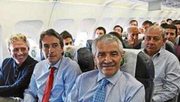 <b>EL AVIÓN DE LA ILUSIÓN. </b>Francisco Pernía se sentó junto a al alcalde de Santander, Íñigo de la Serna, y el concejal de deportes, Luis Morante. Atrás quedó el consejero Roberto Bedoya.