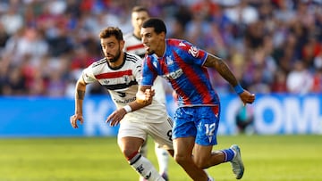 Soccer Football - Premier League - Crystal Palace v Manchester United - Selhurst Park, London, Britain - September 21, 2024 Manchester United's Bruno Fernandes in action with Crystal Palace's Daniel Munoz Action Images via Reuters/Peter Cziborra EDITORIAL USE ONLY. NO USE WITH UNAUTHORIZED AUDIO, VIDEO, DATA, FIXTURE LISTS, CLUB/LEAGUE LOGOS OR 'LIVE' SERVICES. ONLINE IN-MATCH USE LIMITED TO 120 IMAGES, NO VIDEO EMULATION. NO USE IN BETTING, GAMES OR SINGLE CLUB/LEAGUE/PLAYER PUBLICATIONS. PLEASE CONTACT YOUR ACCOUNT REPRESENTATIVE FOR FURTHER DETAILS..