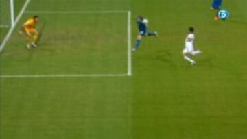 Torosidis hizo un penalti con la mano que no vio el colegiado