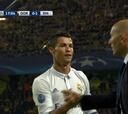 Abrazo entre Cristiano y Zidane luego de marcar el 0-1