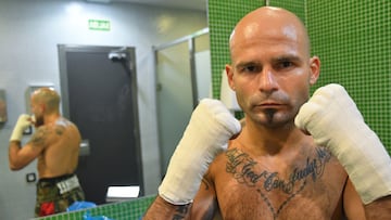 El boxeador español Kiko Martínez en el vestuario antes de un combate.