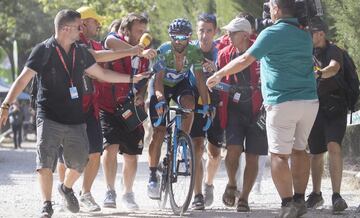 Alejandro Valverde rodeado de periodistas a su llegada meta.