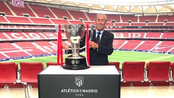 Adelardo posa en el Metropolitano con la Liga del Atlético.