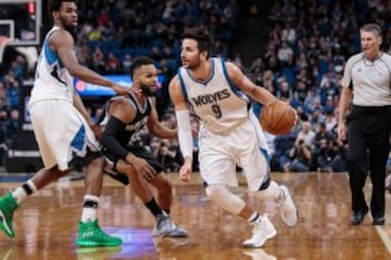 Ricky Rubio se marcha de su defensor, el australiano Patty Mills en la victoria de San Antonio Spurs ante los Minnesota Timberwolves 100-93.