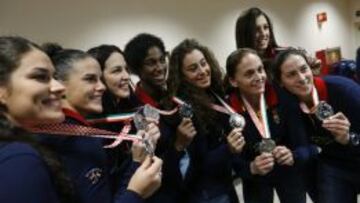 Las jugadoras de la selección femenina de balonmano, que ayer se proclamó subcampeona de Europa en el campeonato disputado en Hungría y Croacia, posan a su llegada hoy al aeropuerto Adolfo Suárez-Madrid Barajas.